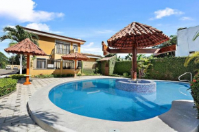 Charming 2 BD Villa with Pool Access